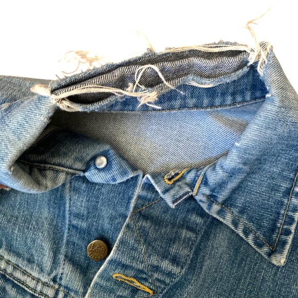 Vintage Lee boxy classic denim jean jacket, distressed, lighter wash - Picture 7 of 16